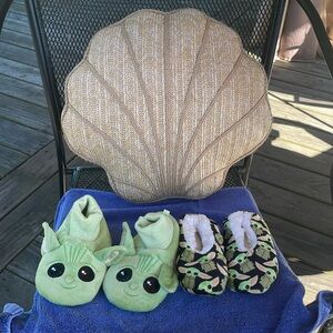 Baby Yoda children’s slippers size 9/10
